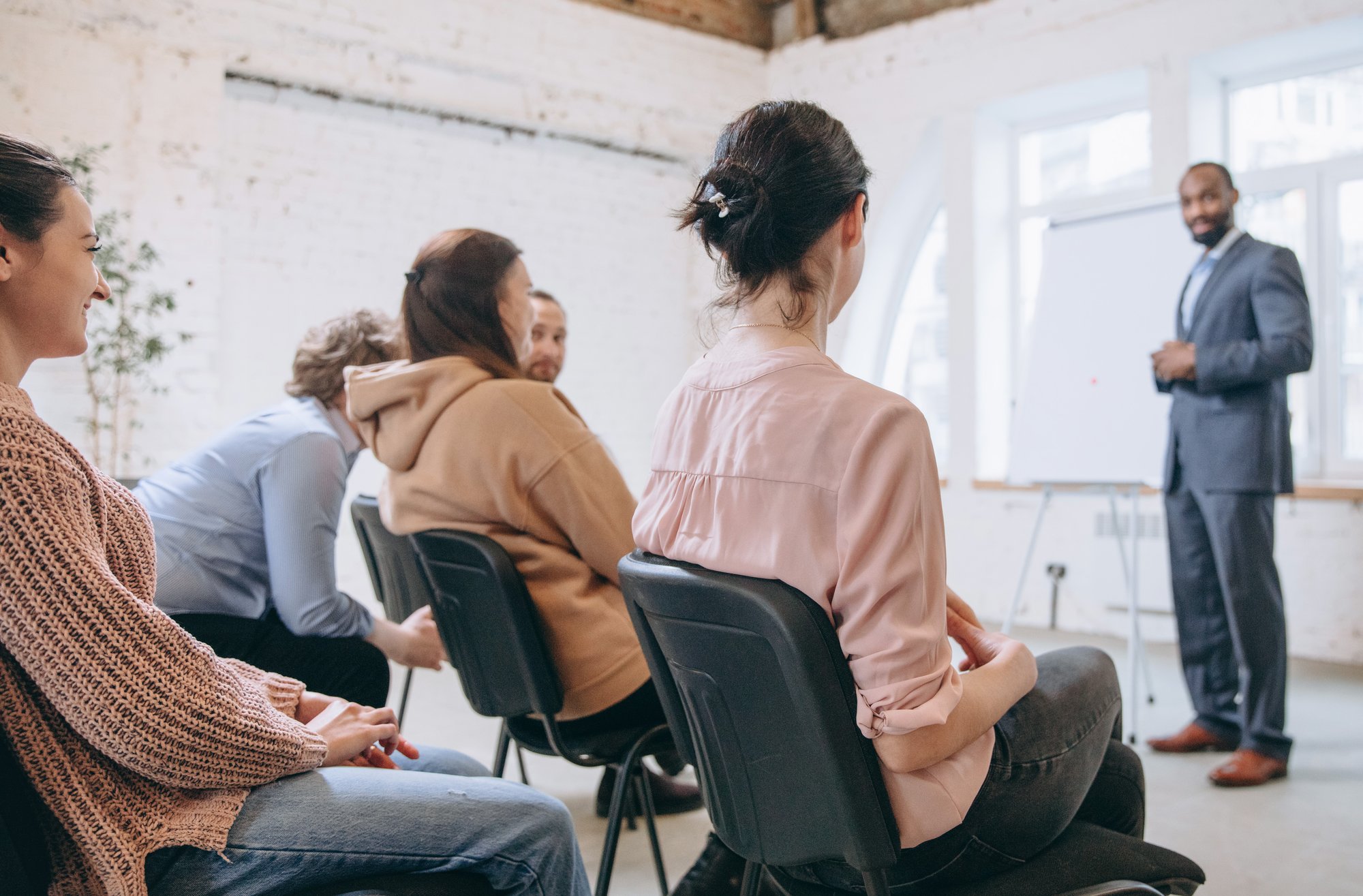 orateur-masculin-donnant-presentation-dans-hall-atelier-universitaire-salle-audience-conference-1